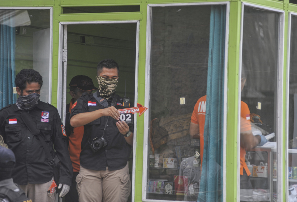 The suicide bombers who carried out an Islamic State-linked attack in East Jakarta's Kampung Melayu last month were members of a religious community in Bandung, West Java, where they received 'motivation' from two suspected militants. Police arrested the two and searched their homes, where they found bundles of documents related to jihad. (Antara Photo/Novrian Arbi)