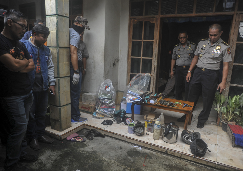 Police have found sharp weapons and other items that reportedly were going to be used to assemble a pressure-cooker bomb at terrorism suspect's home in Cileunyi, Bandung, West Java, on Tuesday (06/06). (Antara Photo/Novrian Arbi)