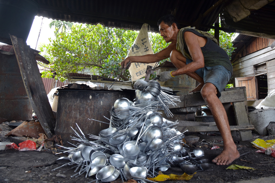 A craftsman casting aluminum spoons at a workshop on Jalan Handayani in Pekanbaru, Riau, on Wednesday (07/06). The industry, which was established in the city in the 1960s, has seen a decline in recent years due to increased competition from imported products and fewer people choosing to become aluminum crafters. (Antara Photo/F.B. Anggoro)