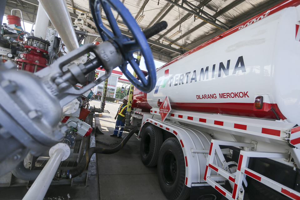 Deputy State-Owned Enterprises Minister Fajar Harry Sampurno said Pertamina's net profit for the first six months of 2018 is expected to be less than Rp 5 trillion ($336 million). (Antara Photo/Nova Wahyudi)