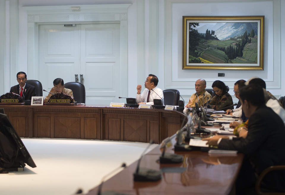 President Joko "Jokowi" Widodo, far left, leads a special meeting with 2018 Asian Games organizers at the Presidential Palace in Jakarta on Wednesday (07/06). (Antara Photo/Rosa Panggabean)
