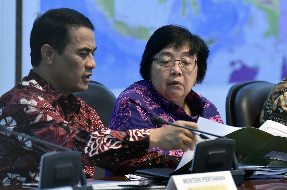 Environmental Minister Siti Nurbaya, right, in this file photo. (Antara Photo/Puspa Perwitasari)
