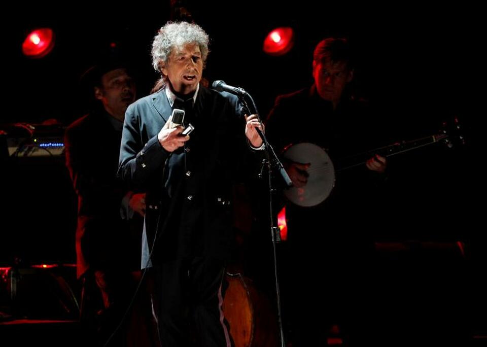 Singer Bob Dylan performs during a segment honoring Director Martin Scorsese, recipient of the Music+ Film Award, at the 17th Annual Critics' Choice Movie Awards in Los Angeles, USA, January 12, 2012. (Reuters Photo/Mario Anzuoni/File Photo)