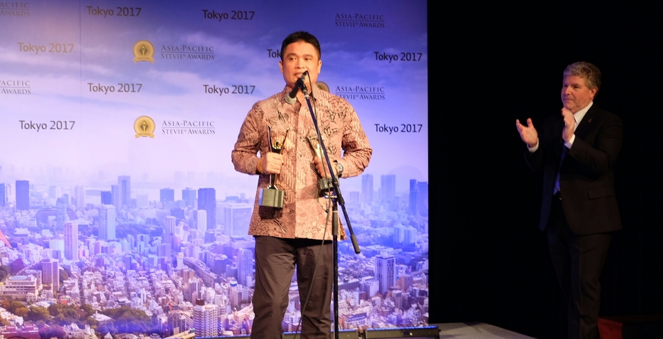 Telkom Indonesia enterprise and business service director Dian Rachmawan speaking after receiving the Organization of the Year 2017 award in Tokyo on Friday (02/06). (Photo courtesy of Telkom Indonesia)