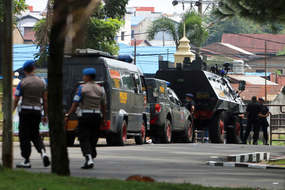 A suspected Islamist militant stabbed two Indonesian police officers on Friday (30/06) after prayers at a mosque near the national police headquarters in Jakarta, a police spokesman said. (Antara Photo/Irsan Mulyadi)