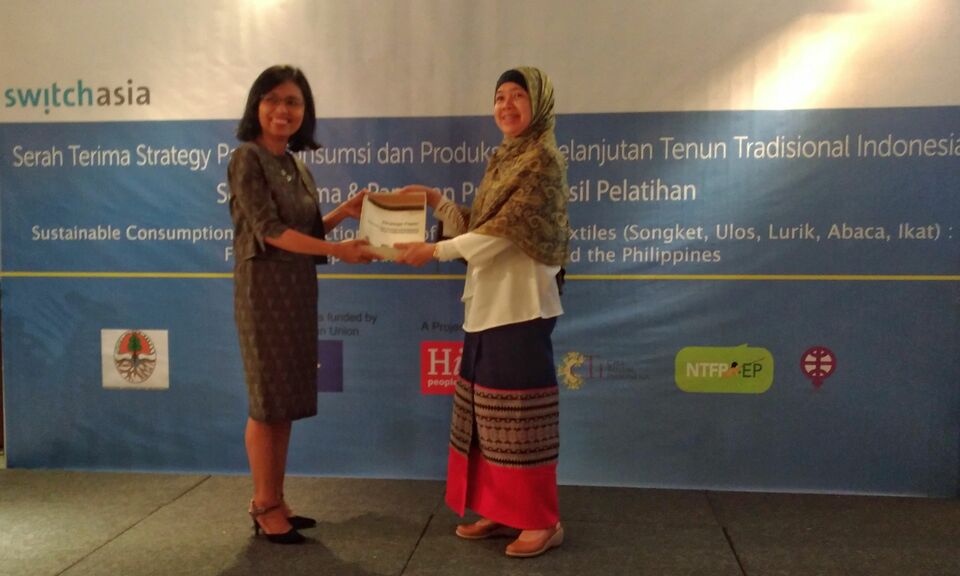Miranda (left) was handing over the strategy paper to Nurmayanti (right) during the press conference on Wednesday.  (JG Photo/Sylviana Hamdani)