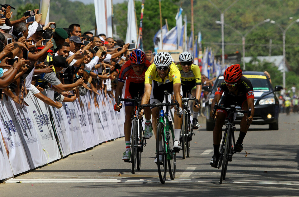 Indonesian cyclist Imam Arifin won stage seven of Tour de Singkarak from Harau Canyon to Padang Panjang in West Sumatra on Friday (24/11). (SP Photo/Joanito de Saojoao)