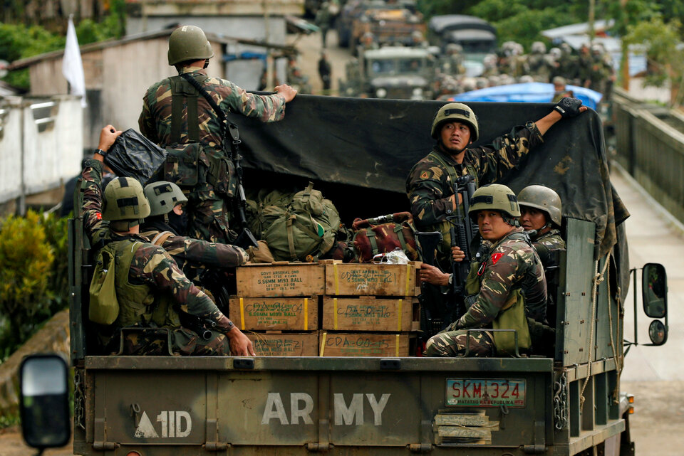 Fighting between government-backed separatist rebels and pro-Islamic State militants have killed at least 25 people in the southern Philippines, the army said on Monday (14/08), as the military battles to restore order on the troubled island of Mindanao. (Reuters Photo/Jorge Silva)