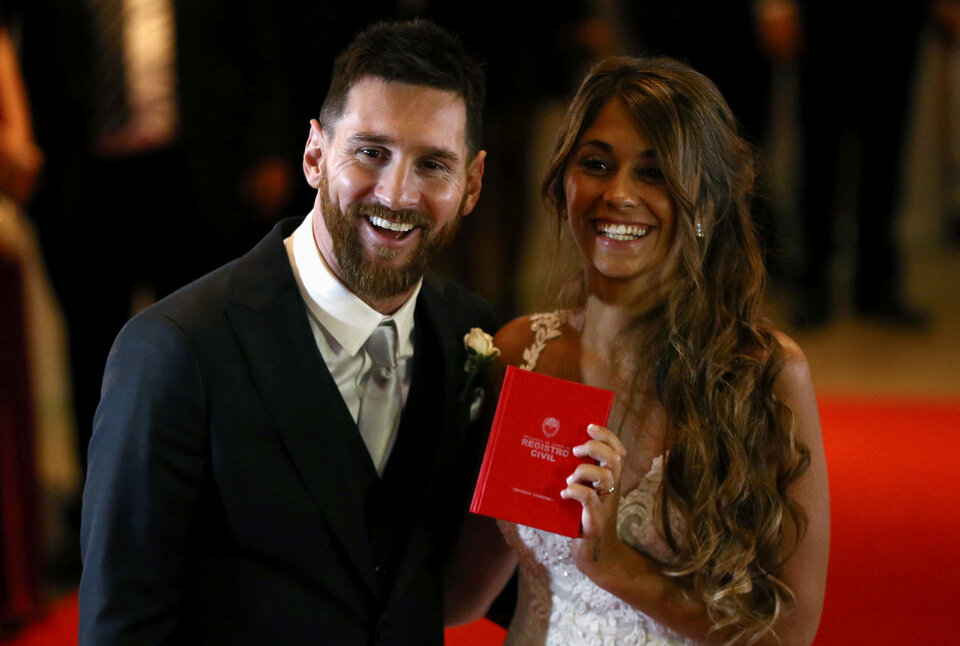 Football superstar Lionel Messi and his wife Antonela Roccuzzo pose at their wedding in Rosario, Argentina on Friday (30/06). (Reuters Photo/Marcos Brindicci)