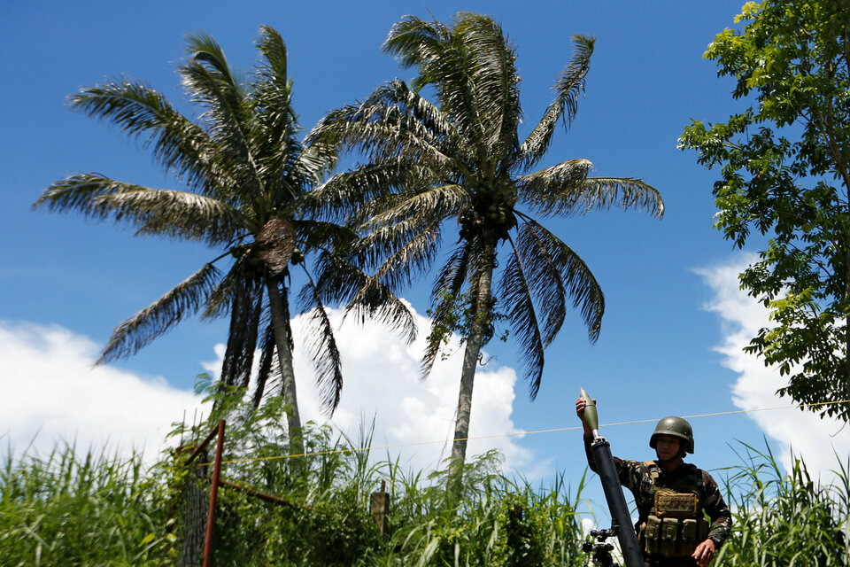 Philippine soldiers rescued two Indonesian hostages on Thursday (07/09) after a firefight that killed five of their Islamist militant captors on a southern island, an army commander said. (Reuters Photo/Jorge Silva)