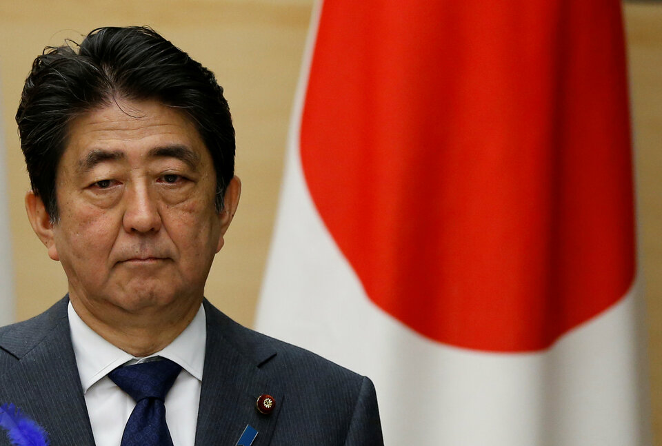 Japanese Prime Minister Shinzo Abe, his ratings sinking over a suspected cronyism scandal, said on Monday (24/07) he had never instructed that preferential treatment be given to a long-time friend and that his friend had never lobbied for favors. (Reuters Photo/Issei Kato)