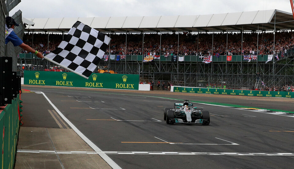 Mercedes' Lewis Hamilton crosses the finish line to win. (Reuters Photo/Jason Cairnduff)