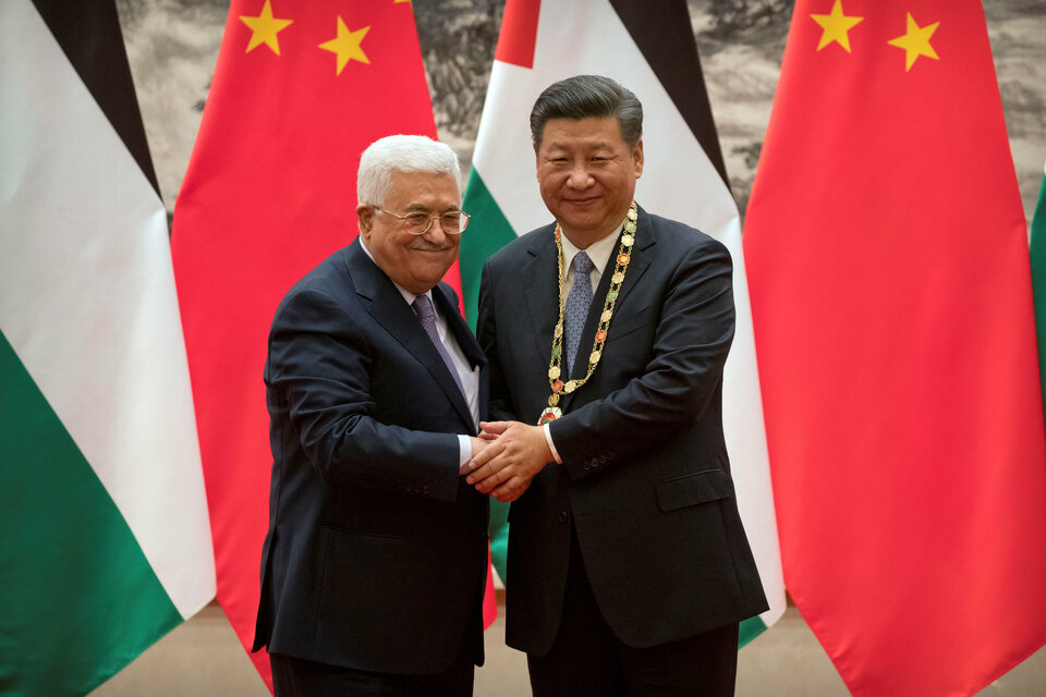 Palestinian President Mahmoud Abbas, left, shakes hands after presenting a medallion to Chinese President Xi Jinping, right, during a signing ceremony at the Great Hall of the People in Beijing, China, July 18, 2017. (Reuters Photo/Mark Schiefelbein)