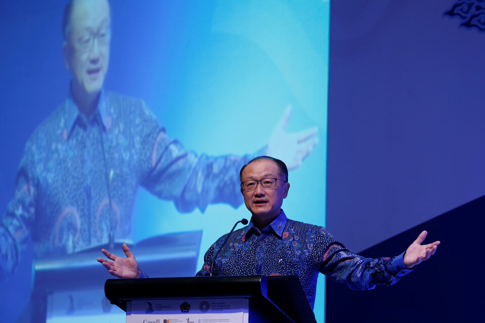 World Bank Group President Jim Yong Kim delivers a speech during the Indonesia Infrastructure Finance Forum in Jakarta on Tuesday (25/07). (Reuters Photo/Beawiharta)