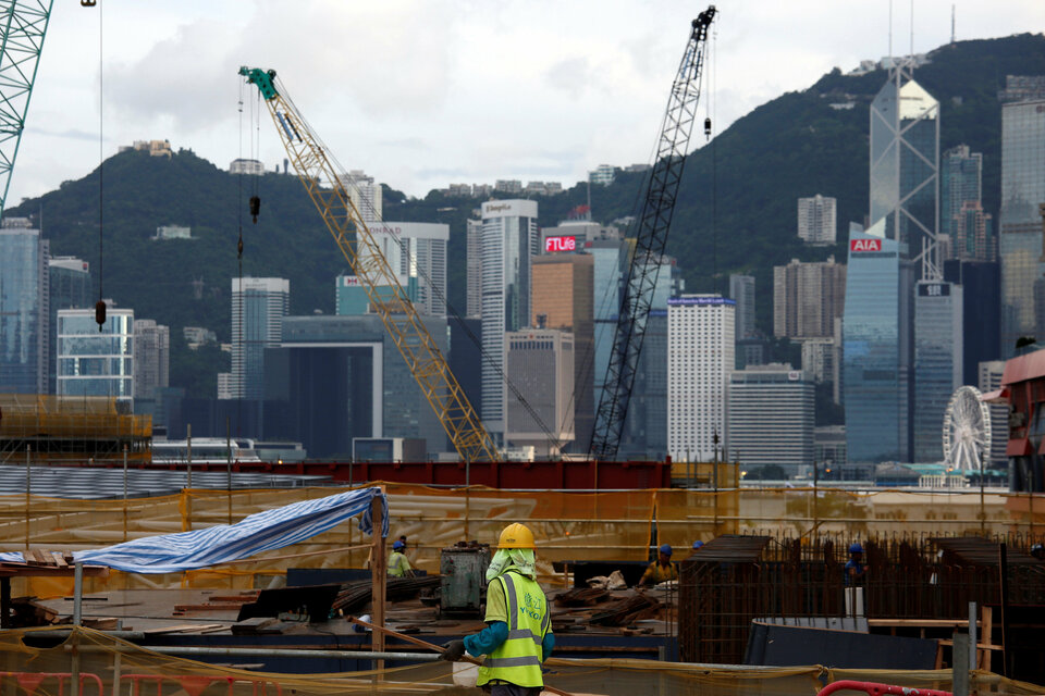 Nearly a fifth of the $94 trillion in global infrastructure investment needed by 2040 risks being unfunded if current spending trends continue, the Infrastructure Hub said on Tuesday (25/07).  (Reuters Photo/Bobby Yip)