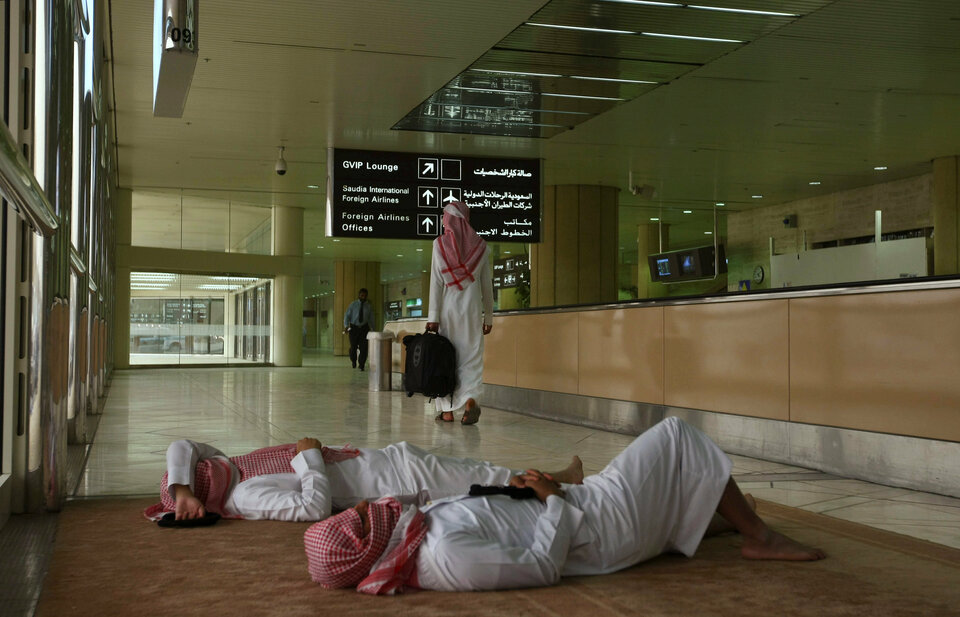 Saudis rest at Riyadh airport, in Saudi Arabia, March 10, 2009.  (Reuters Photo/Fahad Shadeed)