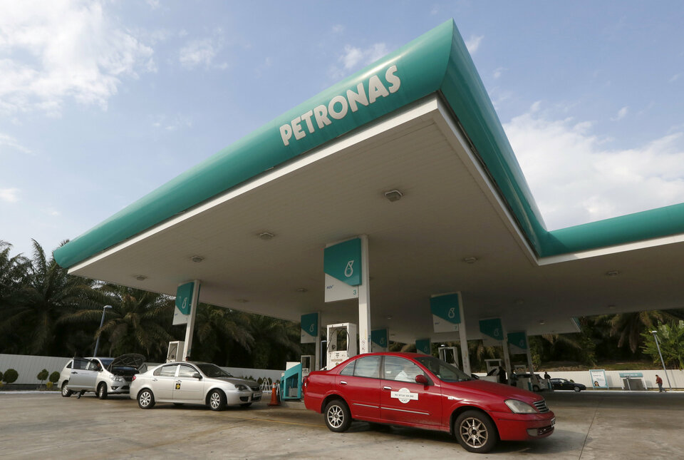 Malaysia's state energy firm Petroliam Nasional Berhad, or Petronas, will invest $150 million in India over the next five years to strengthen its lubricants business, the company said on Thursday (10/08).  (Reuters Photo/Olivia Harris)