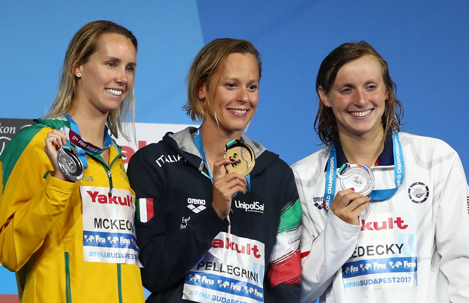 Emma McKeon, Federica Pellegrini and Katie Ledecky posed with their medals on Wednesday (26/07). (Reuters Photo/Michael Dalder)
