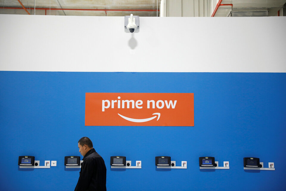 Amazon.com launched its two-hour delivery service in Singapore on Thursday (27/07), marking the e-commerce giant's push into populous Southeast Asia and its first head-on battle with its Chinese rival, Alibaba Group. (Reuters Photo/Edgar Su)