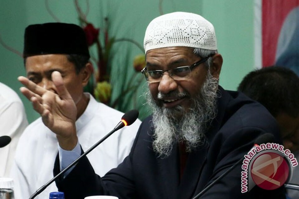 Zakir Naik, who has been banned in the UK, has been given permanent residency in Malaysia, and embraced by top government officials. (Antara Photo)