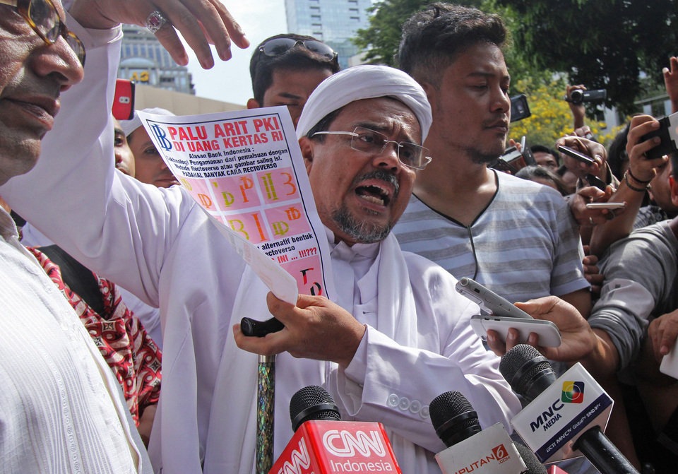 Saudi officials have questioned Rizieq Shihab in Mecca this week after he reportedly displayed a flag similar to that of Islamic State outside his home in the city. (Antara Photo/Reno Esnir)
