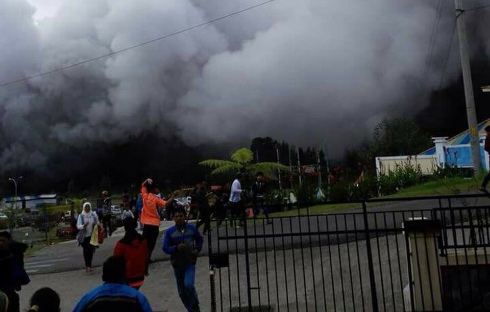 A volcano in Central Java popular with tourists unexpectedly erupted on Sunday (02/07), injuring dozens of people and forcing authorities to evacuate residents and close the area to all visitors. (B1 Photo)