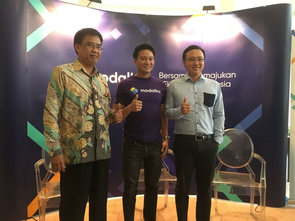 Hendrikus Passagi, OJK's senior research executive, left, and Reynold Wijaya, co-founder and chief executive of Modalku, right. (Photo courtesy of Modalku)