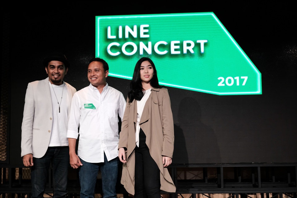 From left to right, Glenn Fredly, Isyana Sarasvati, ​and Ongki Kurniawan ​announces the lineup for LINE Concert Surabaya on Sept. 8. (Photo courtesy of LINE Indonesia)