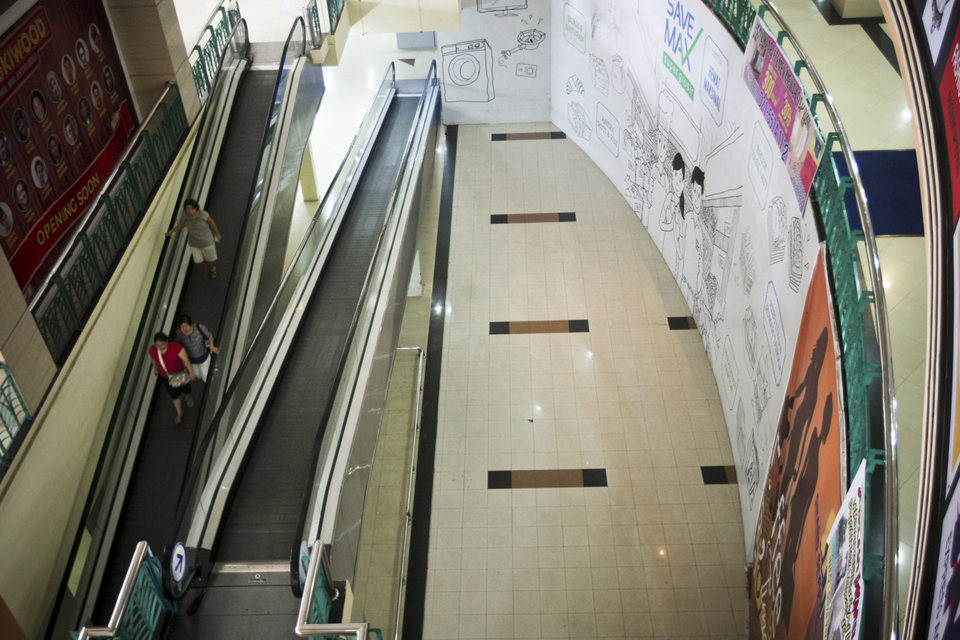 An inactive escalator in Grand Serpong Mall on Thursday (20/07) The presence of online business indirectly, gradually erode the existence of sellers or merchants who open offline or conventional stores (JG Photo/Yudha Baskoro)