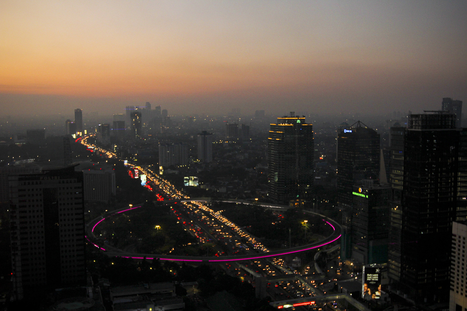 Semanggi Interchange lights up Jakarta's evening streets. (JG Photo/Yudha Baskoro)