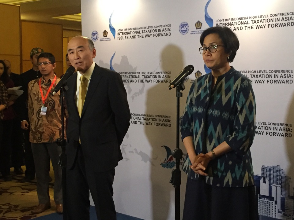Mitsuhiro Furusawa, the International Monetary Fund's deputy managing director and Finance Minister Sri Mulyani Indrawati in a press conference on the sidelines of the Joint IMF-Indonesia High-Level Conference in Jakarta on Wednesday (12/07). (JG Photo/Tabita Diela)