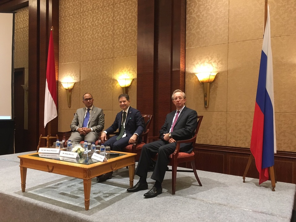 From left, Rosan Roeslani, chairman of the Indonesian Chamber of Commerce and Industry (Kadin), Andrey Bezrukov, president of the Russian Association of High-Technology Security Exports, and Russian Ambassador Mikhail Galuzin during the opening session of the round-table conference in Jakarta on Monday (24/07). (Photo courtesy of the Russian Embassy)