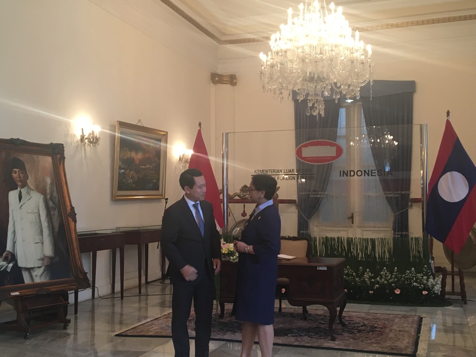 Indonesian Foreign Minister Retno Marsudi meeting with her Laotian counterpart, Saleumzay Kommasith, at the Pancasila Building in the Foreign Ministry compound in Jakarta on Thursday (27/07). (JG Photo/Sheany)