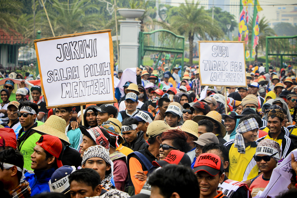 Hundreds of fishermen who joined in the Alliance of Indonesian Fishermen held a protest in the area of ​​Monas, Central Jakarta, on Tuesday (11/7). Fishermen protest by carrying banners and Indonesian flags. The fishermen called for President Joko Widodo to immediately demotion Susi. One of the banners reads 'Jokowi misdirected minister' and 'Susi is not pro fisherman'. A number of fishermen are also seen carrying a kitten containing a mortuary (JG Photo/Yudha Baskoro)