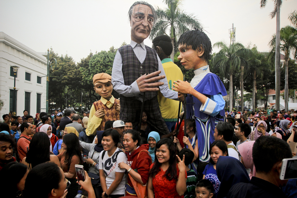 A selfie session with 'the tall people' in Jakarta's Old Town, or Kota Tua, on Thursday (13/07). (JG Photo/Yudha Baskoro)