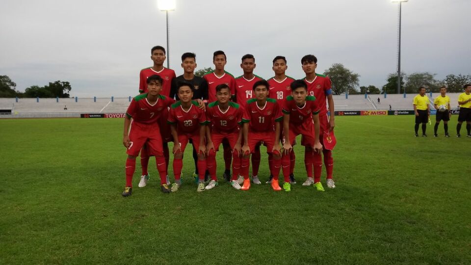 Indonesian players pose for a team photo before facing Thailand at the AFF U-15 Championship in Chonburi, Thailand, on Tuesday (11/07). (Photo courtesy of the Indonesian Football Association)