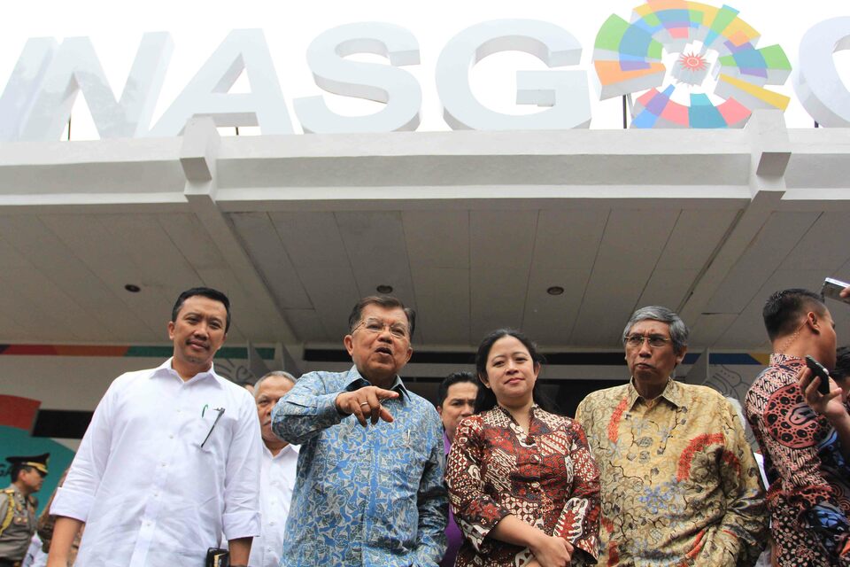 Jusuf Kalla, second from left, poses with 2018 Asian Games organizers after a meeting in Jakarta on Tuesday (18/07). (Photo courtesy of Inasgoc)