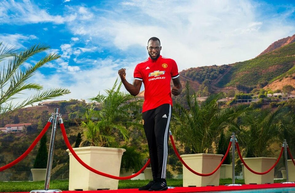 Romelu Lukaku in his Manchester United jersey. (Photo courtesy of Twitter/Manchester United)