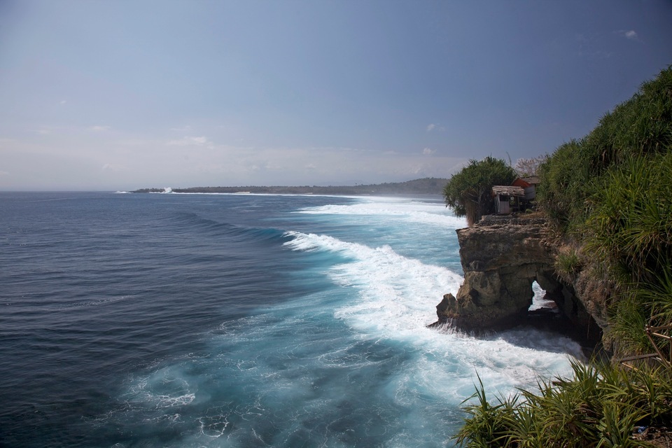 A view of the sea from Nusa Ceningan near Nusa Penida, Bali, in this August 2009 photo. (Photo courtesy of Wikipedia/Jean-Marie Hullot)