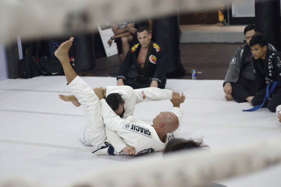 Royce Gracie demonstrates mixed martial arts techniques at Tatsujin MMA Indonesia in South Jakarta on Monday (17/07). (Photo courtesy of Tatsujin MMA Indonesia)