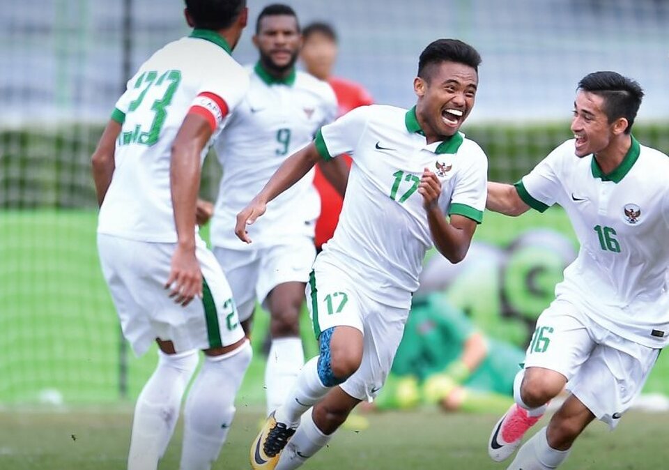 Saddil Ramdani, center, celebrates a goal with Gavin Kwan Adsit, right, and Hansamu Pranata during their match against Mongolia in the AFC U-23 Championship in Bangkok on Friday (21/07). (Photo courtesy of Twitter/Asian Football Confederation)