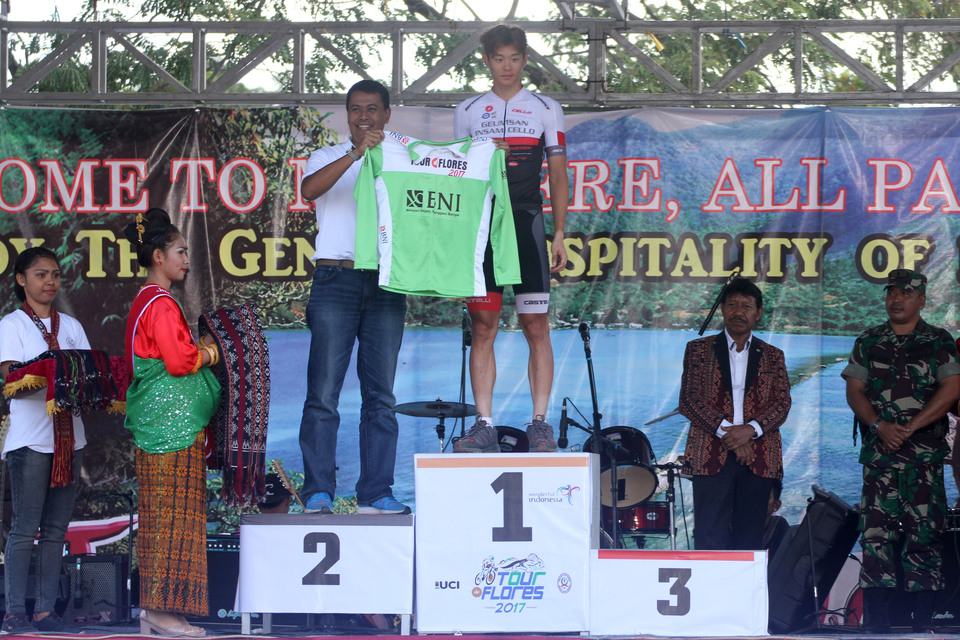Tour de Flores has completed Stage I for the Larantuka Line, East Flores - Maumere, Sikka District, East Nusa Tenggara, with a finish at Maumere, July 14, 2017. Green Jersey as the symbol of the fastest player or the Top Sprint on Stage I Tour de Flores is charged to Korean Bike Choe Hyongmin by BNI Consumer Business Director Anggoro Eko Cahyo. Courtesy photo of Bank Image Dynamics.