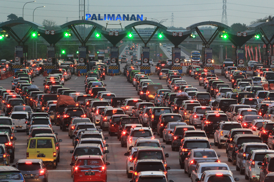 Authorities have implemented 'contraflow' traffic detours on various stretches of the Cikampek-Palimanan toll road and Jakarta-Cikampek toll road to ease traffic jams caused by a surge of cars returning to the capital city after the Idul Fitri holiday. (Antara Photo/Dedhez Anggara)