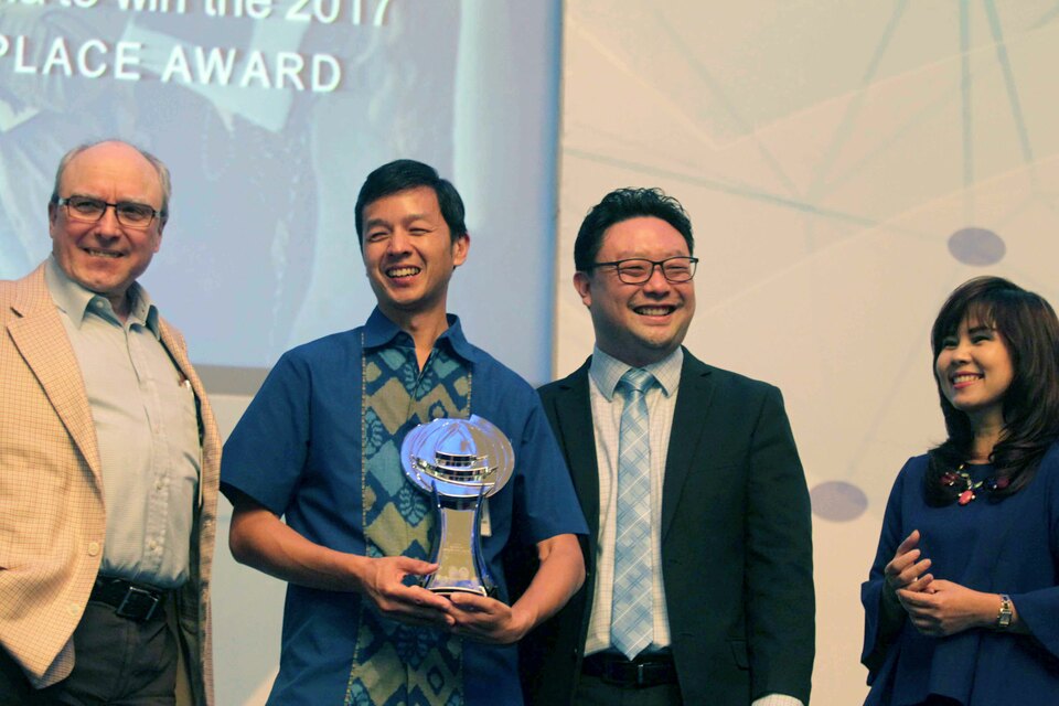 Vice President Director BCA Armand Wahyudi Hartono (second left) accompanied by Vice President Eugene Keith Galbraith (left) and Director Lianawaty Suwono (right), received the Gallup Great Workplace Award trophies submitted by Gallup Head of Consulting, South-East Asia Taek Lee Jakarta, July 21, 2017. Bank Central Asia (BCA) was selected to be the only Indonesian company awarded the Gallup Great Workplace Award for the success of building a positive and productive work environment, resulting in maximum business results. Antara Photo
