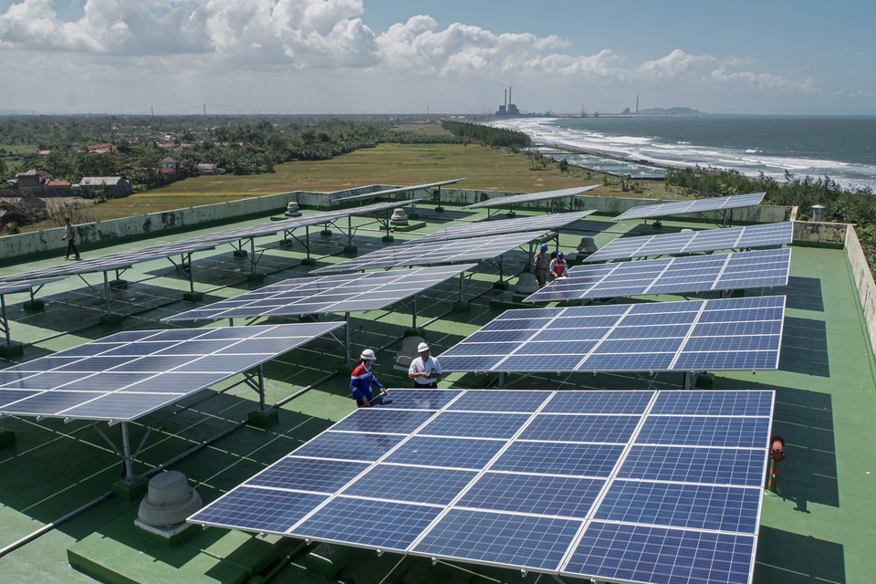 Workers inspect a solar power rooftop installation at Pertamina Cilacap Hospital in Cilacap, Central Java, on July 17, 2021. (Antata Photo/Idhad Zakaria)