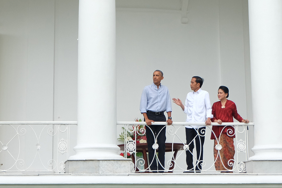 Barack Obama was welcomed at the Bogor Palace by President Joko 'Jokowi' Widodo and first lady Iriana Widodo on Friday afternoon (30/06). (Antara Photo/Desca Lidya Natalia)