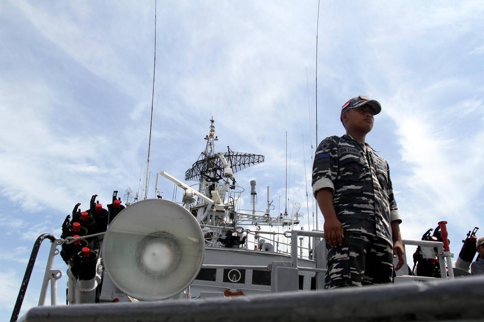  Indonesia's navy shot and wounded four Vietnamese fishermen aboard a fishing boat in the South China Sea at the weekend, Vietnamese authorities said. (Antara Photo/Rahmad)