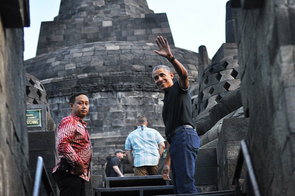 Former US President Barack Obama visits Borobudur Temple in Magelang, Central Java, on Wednesday (28/06). (Antara Photo/Anis Efizudin)