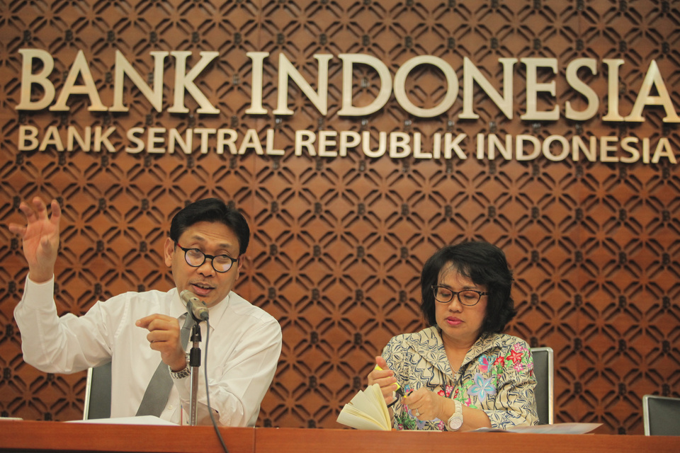 Onny Widjanarko, left, head of the transformation program at Bank Indonesia, and Eni V. Panggabean, head of the central bank's payment system policy and oversight department, attending a media conference in Jakarta on Thursday (06/07).