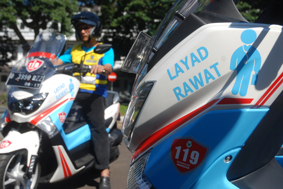 Medical officers mount motorcycle ambulances in Bandung, West Java, on Wednesday (26/07). The emergency service, 'Layad Rawat,' can be reached by dialing 119. The local administration has prepared nearly 500 medics and 1,100 paramedics to provide direct help to those who cannot afford seeking it at hospitals. (Antara Photo/Fahrul Jayadiputra)
